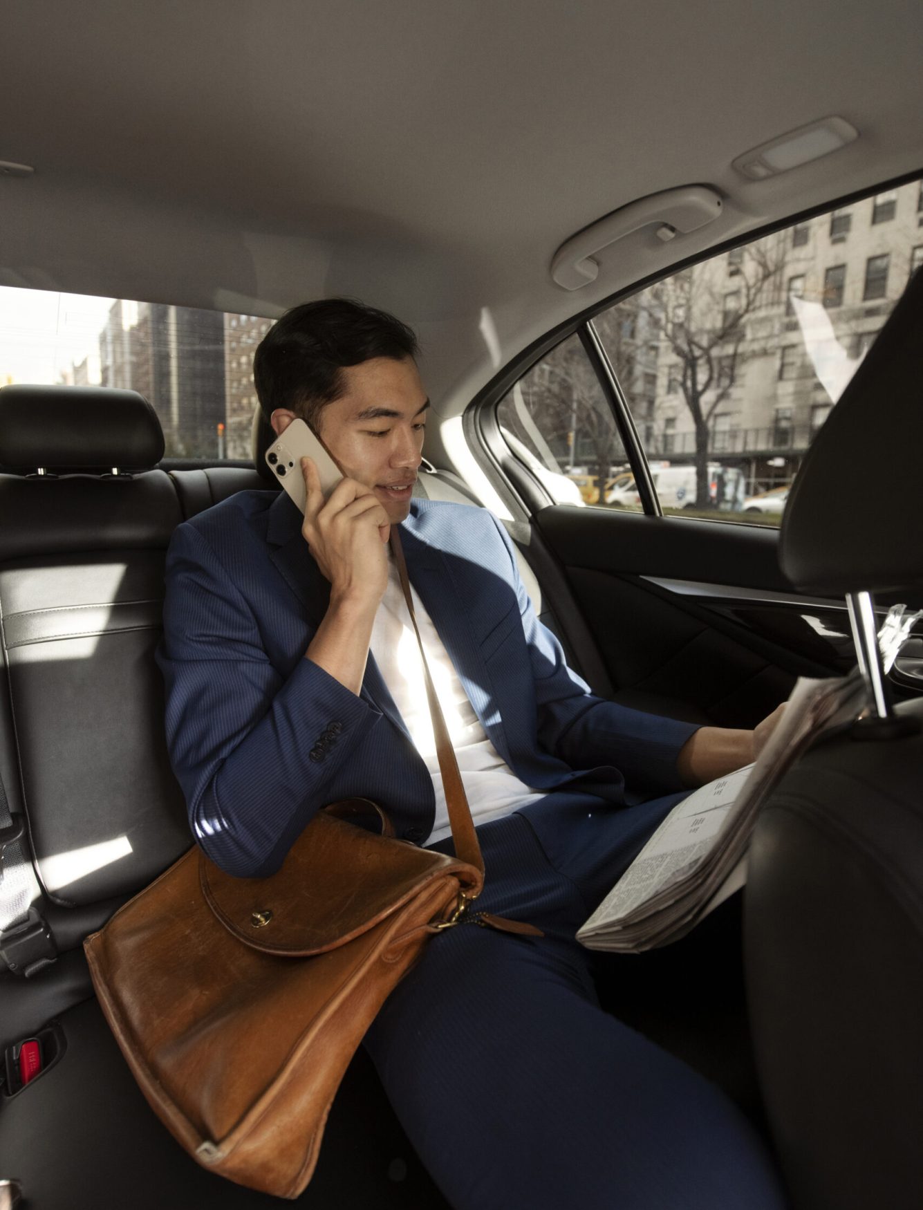 taxi-driver-getting-ready-customer